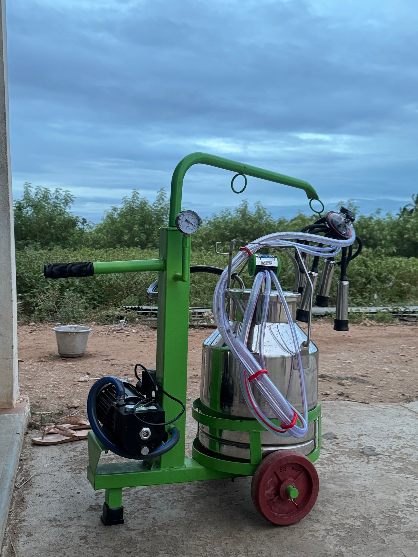 CG - TROLLEY MILKING MACHINE