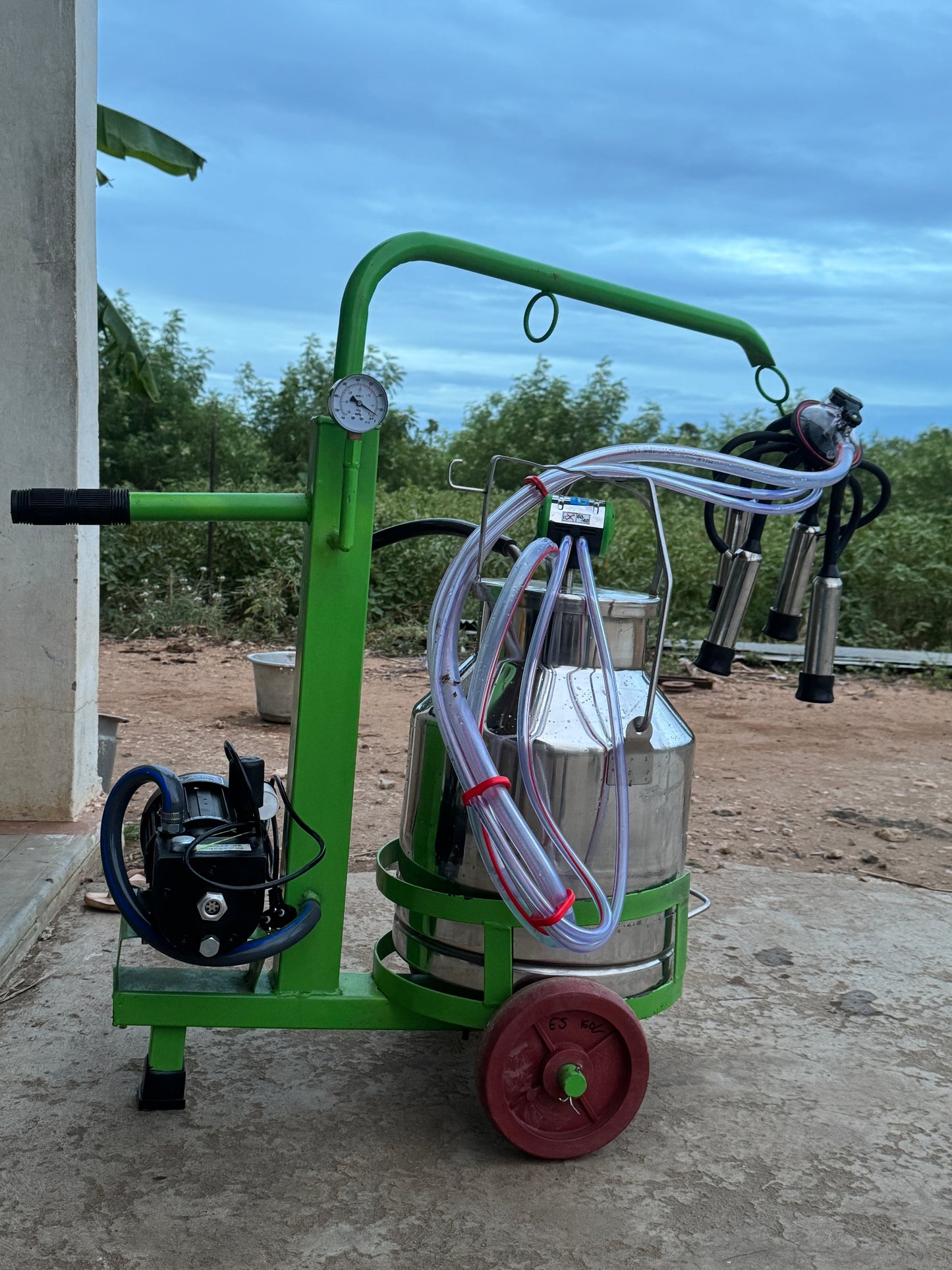 CG - TROLLEY MILKING MACHINE