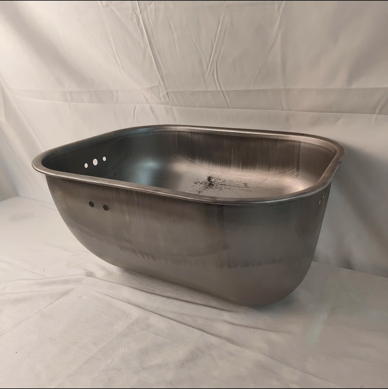 PIG FEEDER FOR FERROWING AND GUSTRATION CAGES