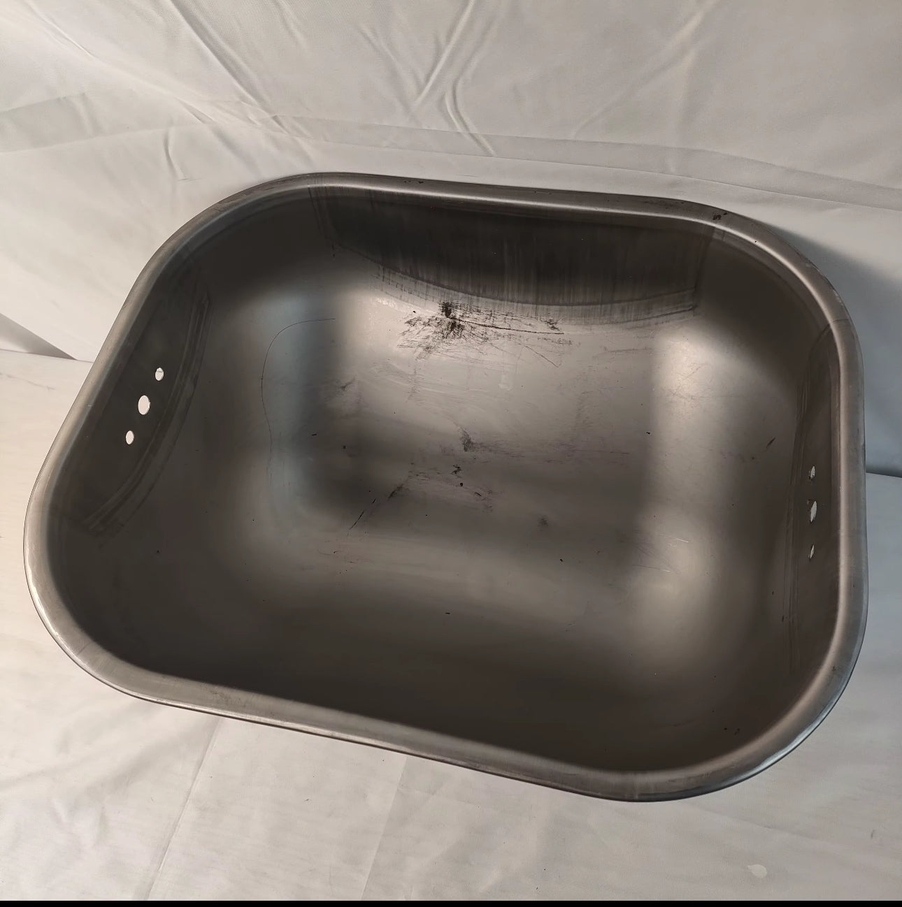 PIG FEEDER FOR FERROWING AND GUSTRATION CAGES